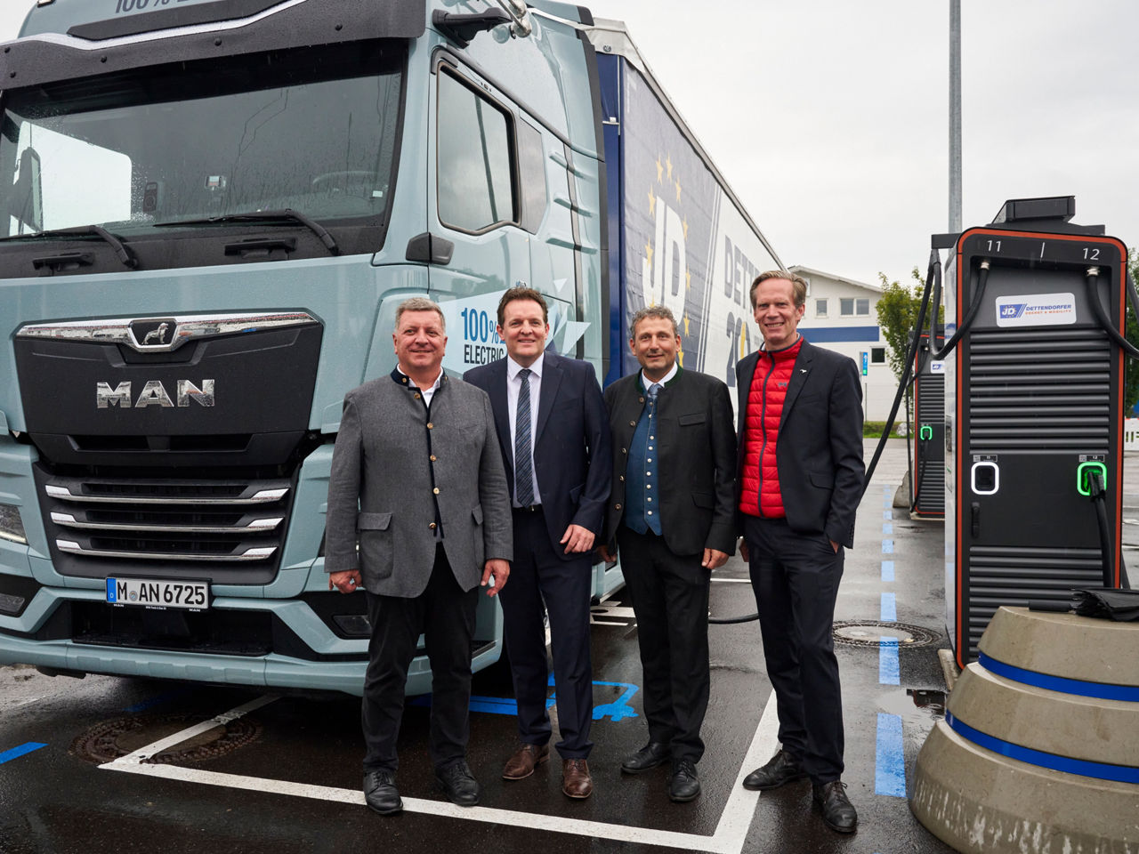 Christian Bernreiter (Bayerischer Staatsminister für Wohnen, Bau und Verkehr), René Zumtobel (Landesrat für Verkehr, Umwelt und Naturschutz in der Tiroler Landesregierung), Georg Dettendorfer (Geschäftsführer der Spedition Dettendorfer) und Dr. Frederik Zohm (Vorstand Forschung & Entwicklung bei MAN Truck & Bus) vor dem MAN eTGX.