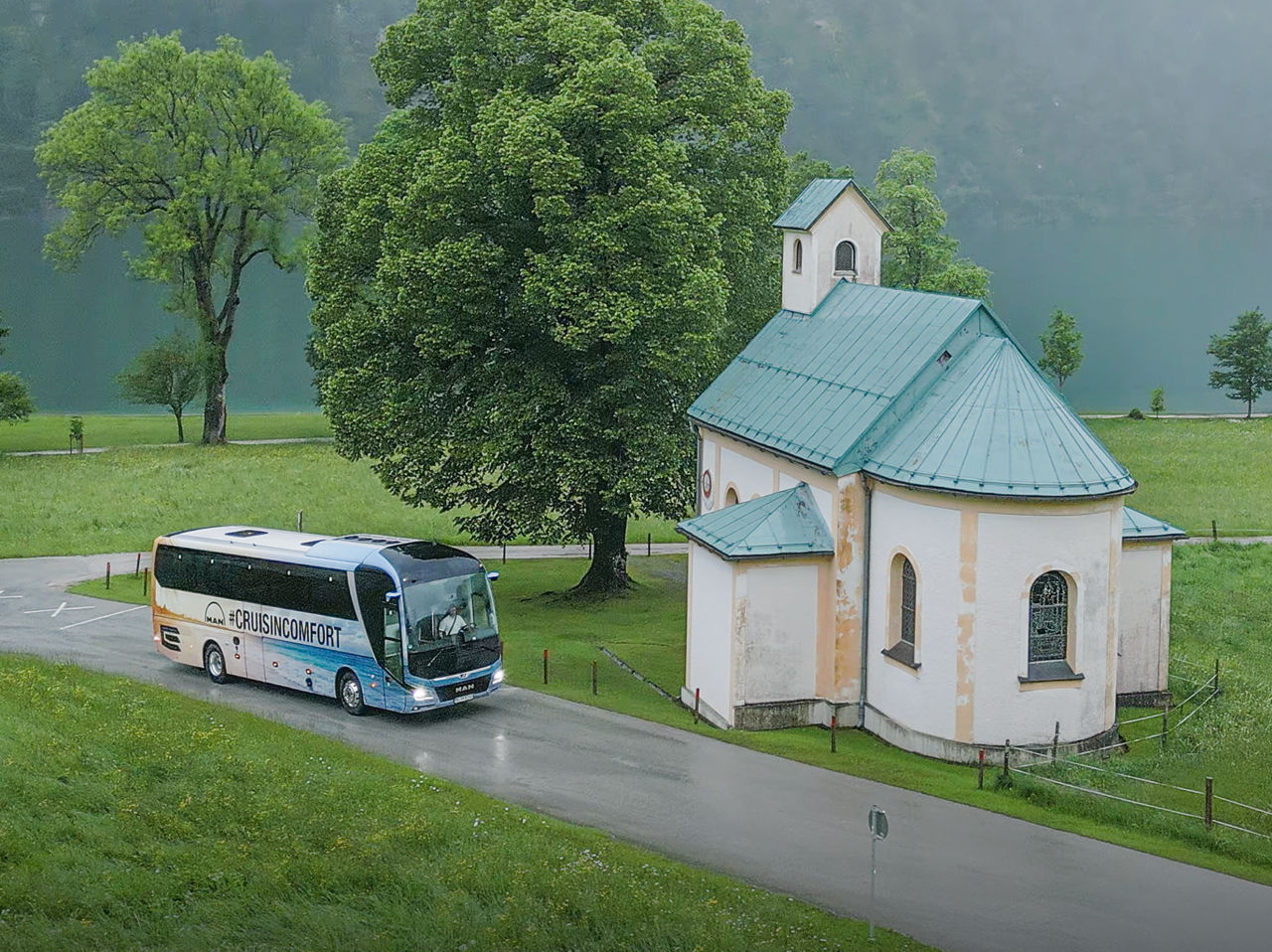 4-3---2400-x-1800-px-man-Bustour-Influencer-Magne-Bus-Kirche.jpg