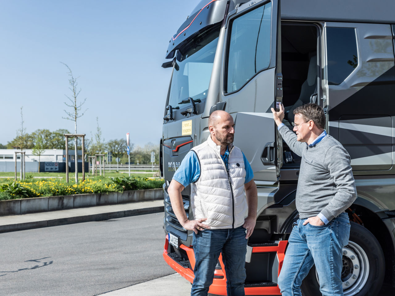 Vlaskamp und Grünig am Cockpit