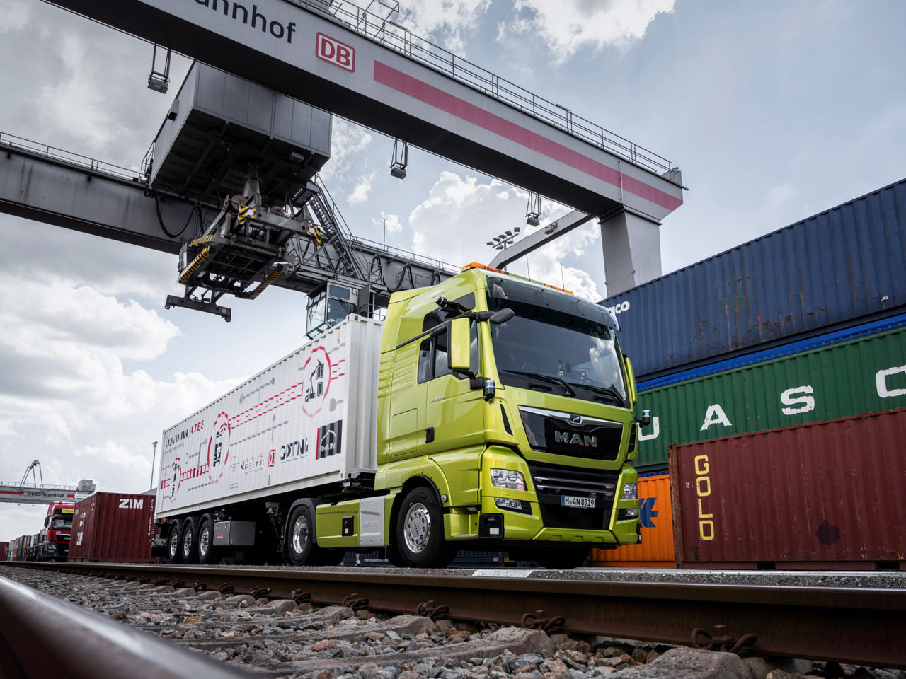 Prof. Dr. Christian T. Haas, Dr. Sigrid Nikutta und Dr. Frederik Zohm stehen vor einem grünen MAN Truck