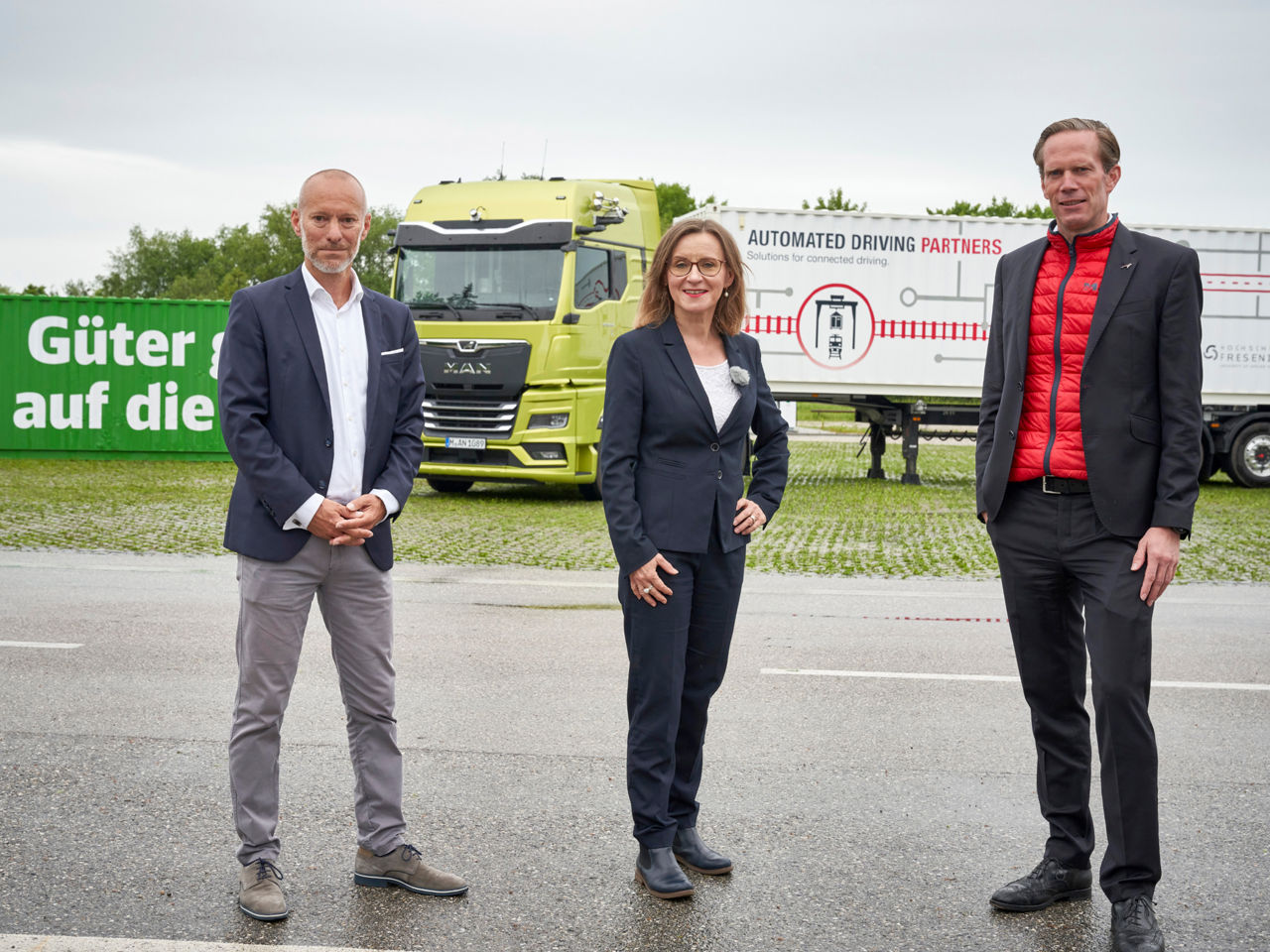 Prof. Dr. Christian T. Haas, Dr. Sigrid Nikutta and Dr. Frederik Zohm standing in front of a green MAN truck