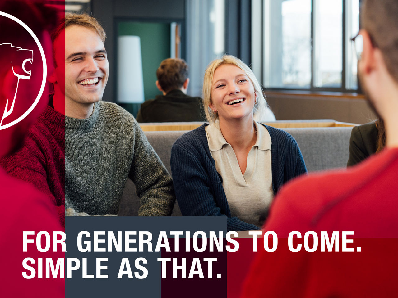 Ein Mann und eine Frau lachen, darüber liegt eine Grafik, die einen Löwen zeigt