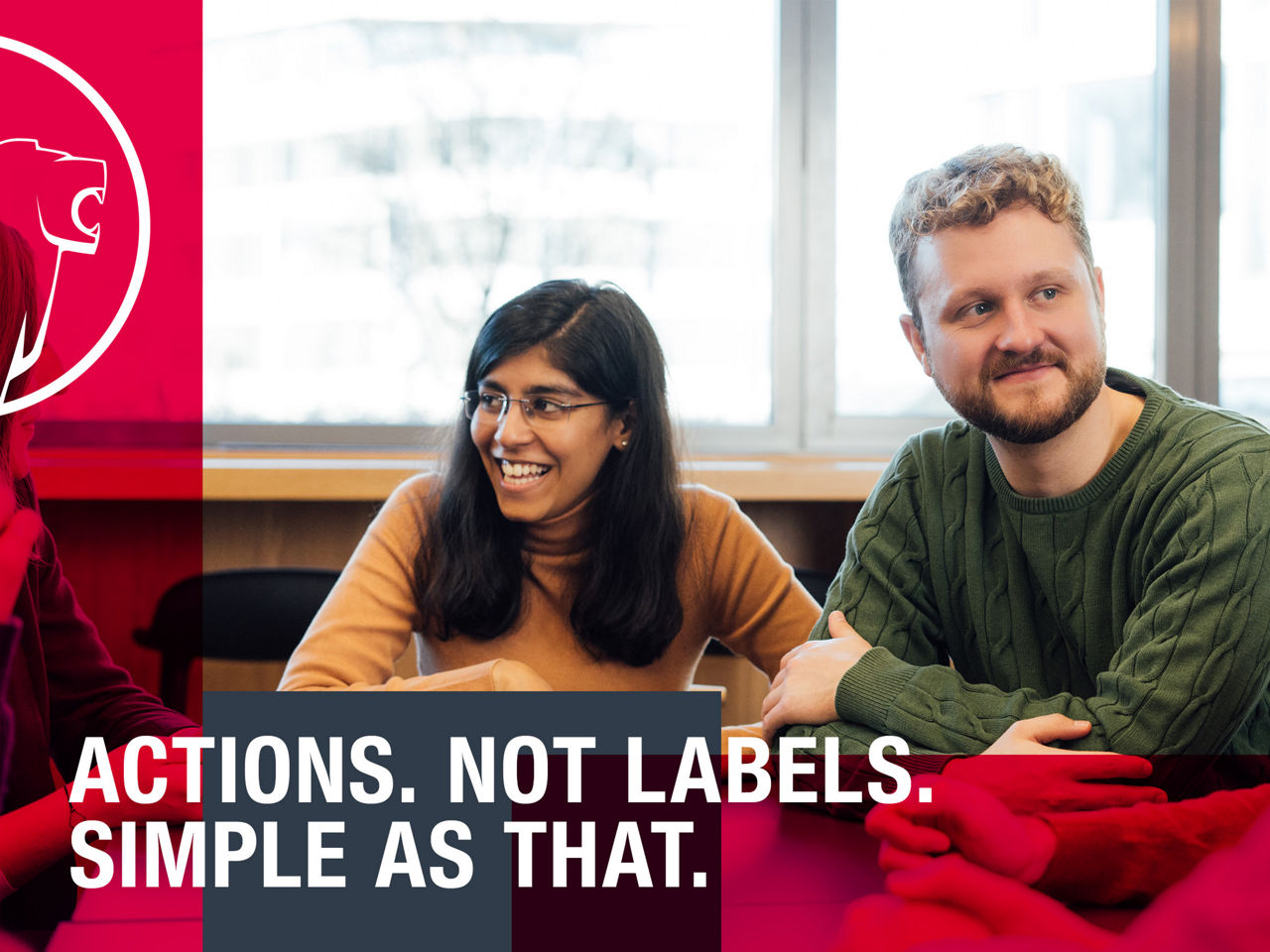 Ein Mann und eine Frau lachen, darüber liegt eine Grafik, die einen Löwen zeigt