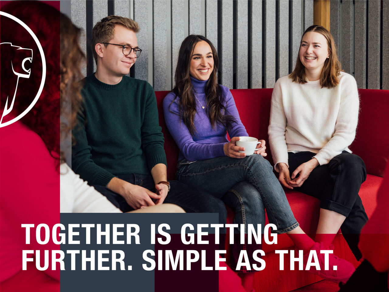 Eine Gruppe Menschen sitzt zusammen, darüber liegt eine Grafik, die einen Löwen zeigt