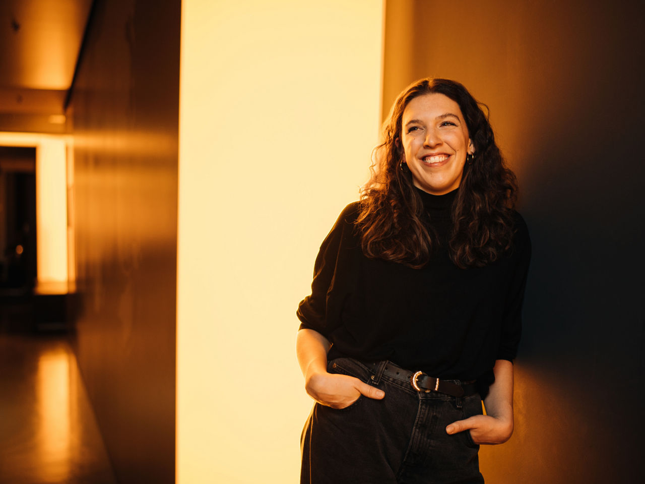 Eine Frau lehnt an einer Wand