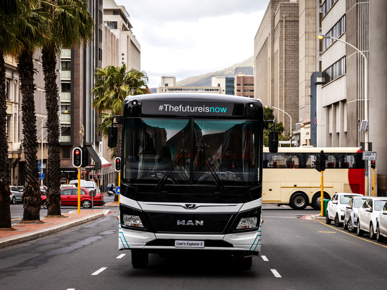 Der Lion's Explorer E fährt durch die Stadt.