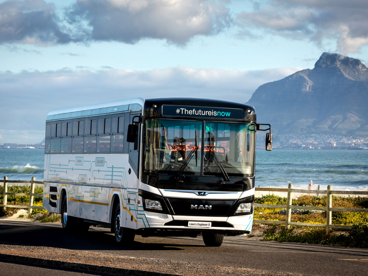 Der Lion’s Explorer E fährt die Küste entlang.