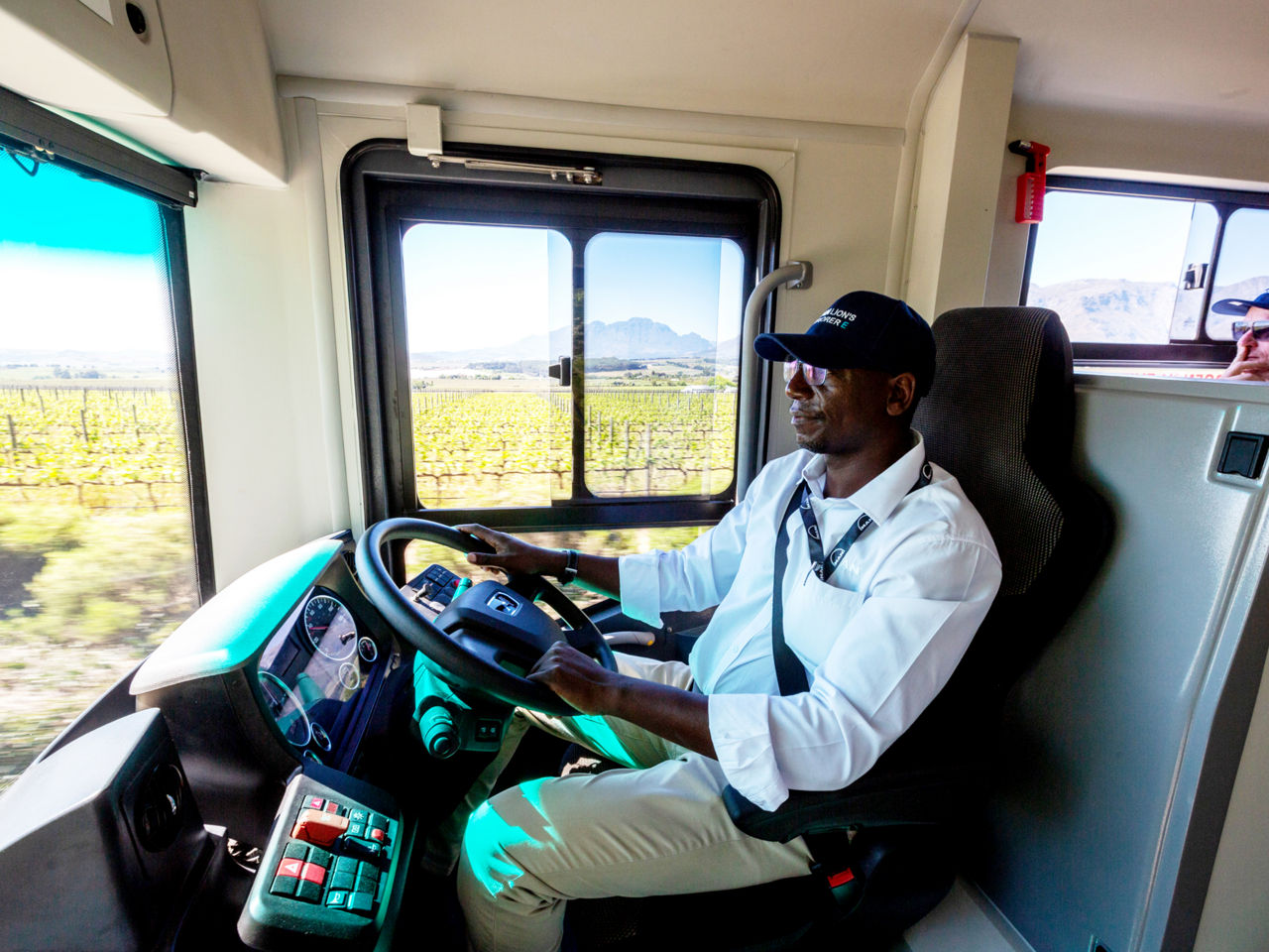 Ein Fahrer sitzt am Steuer des Lion's Explorer E.