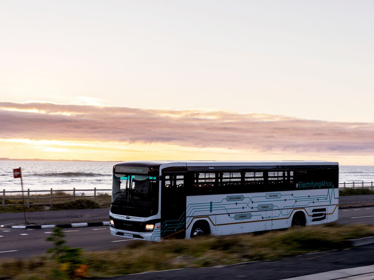 Der Lion's Explorer E fährt durch den Sonnenuntergang.