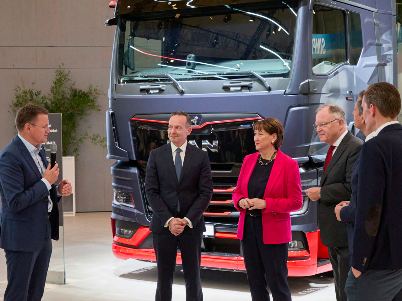 Alexander Vlaskamp, Volker Wissing, Hildegard Müller und Stephan Weil vor einem eTGX.