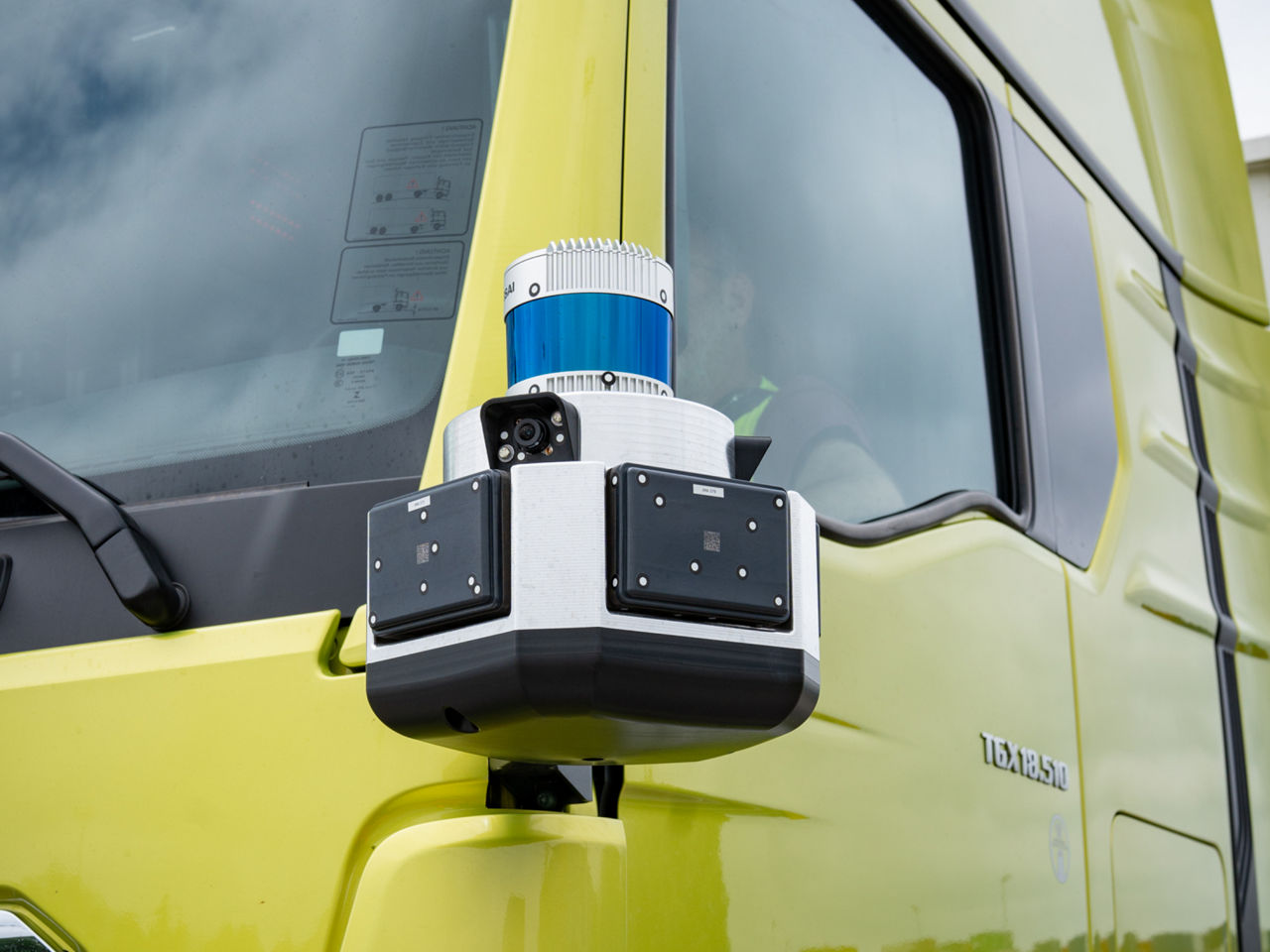 State-of-the-art sensor technology on the MAN tractor unit