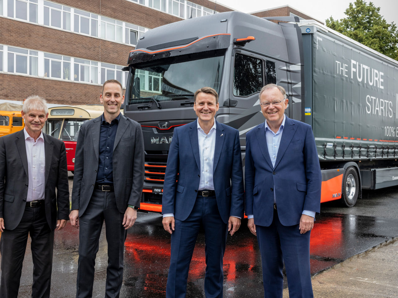 Vier Männer stehen vor dem MAN eTruck