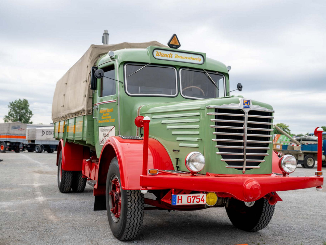 Ein Lkw Oldtimer in grün