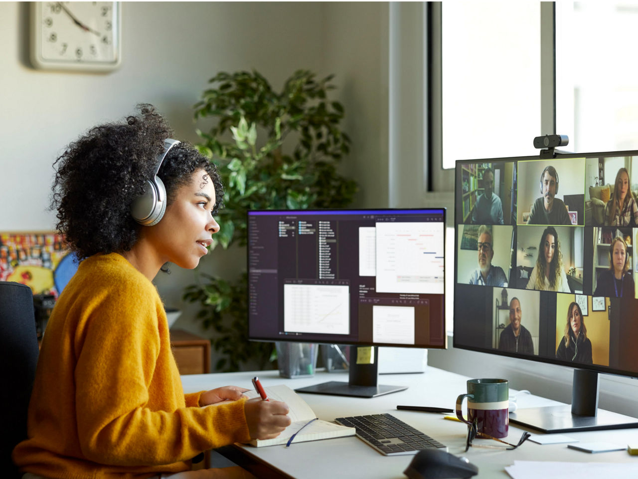 Eine junge Frau arbeitet an einer Lkw-Karrosserie