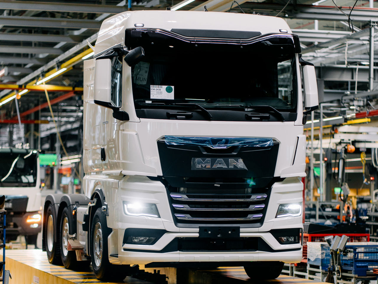 Ein Lkw auf einer Produktionsstraße