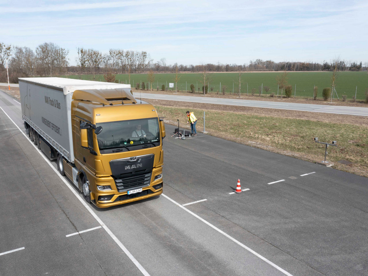 Der MAN TGX fährt auf einer Straße