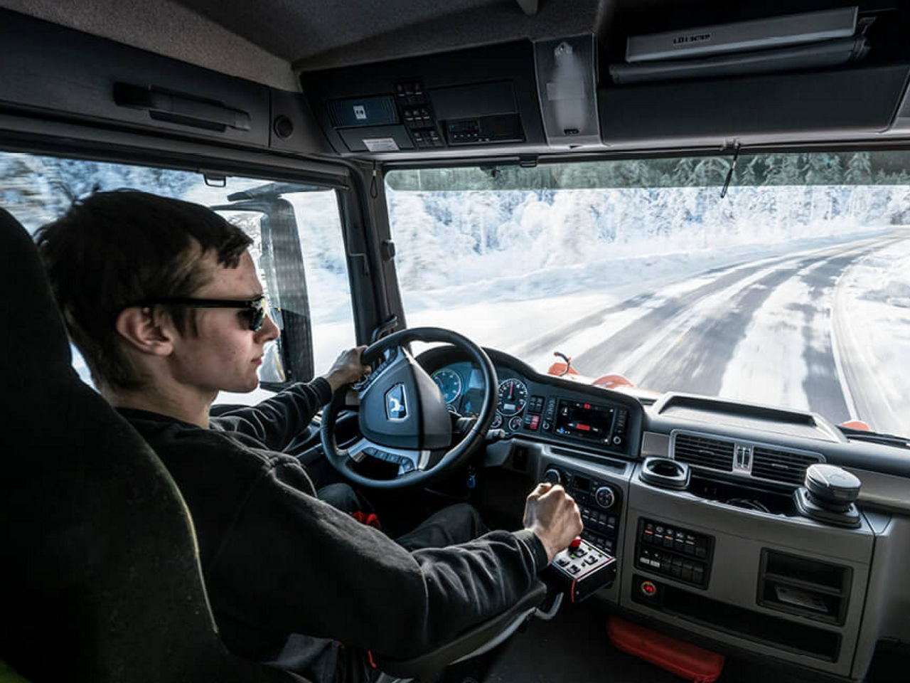 Ein Mann am Steuer eines MAN TGS