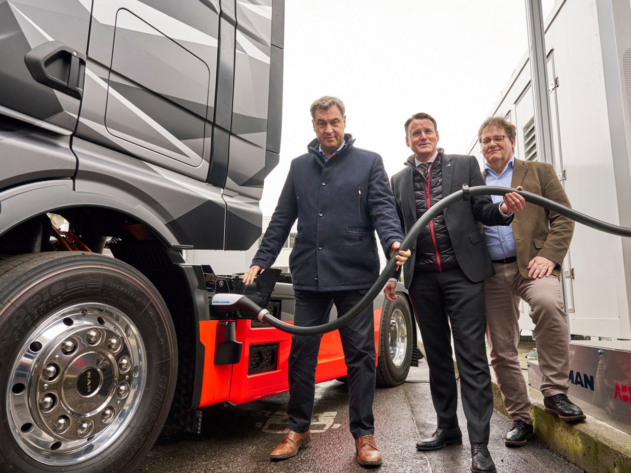 Söder standing next to a MAN eTruck