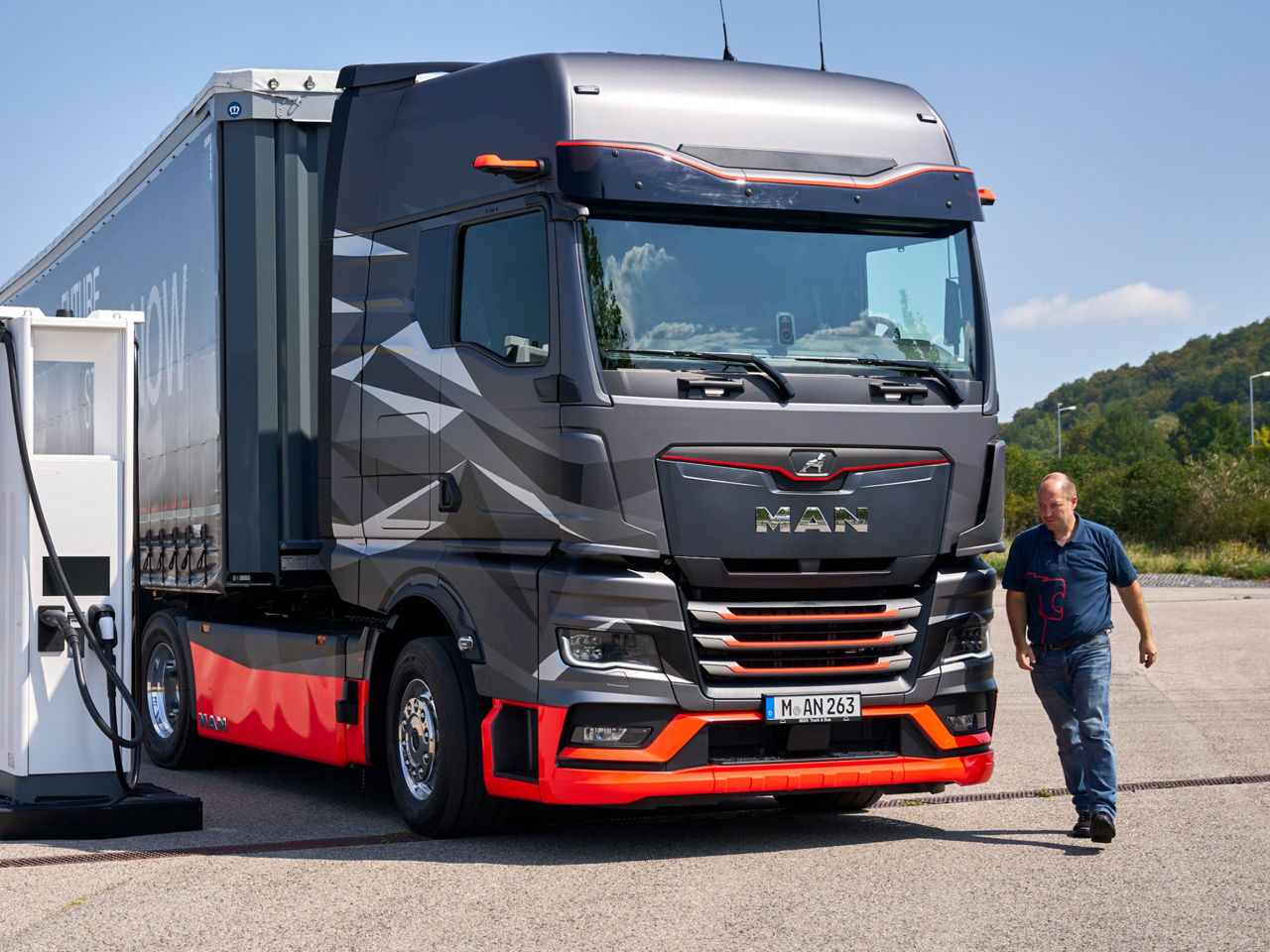 Der neue E-Truck von MAN geparkt neben der Ladestation