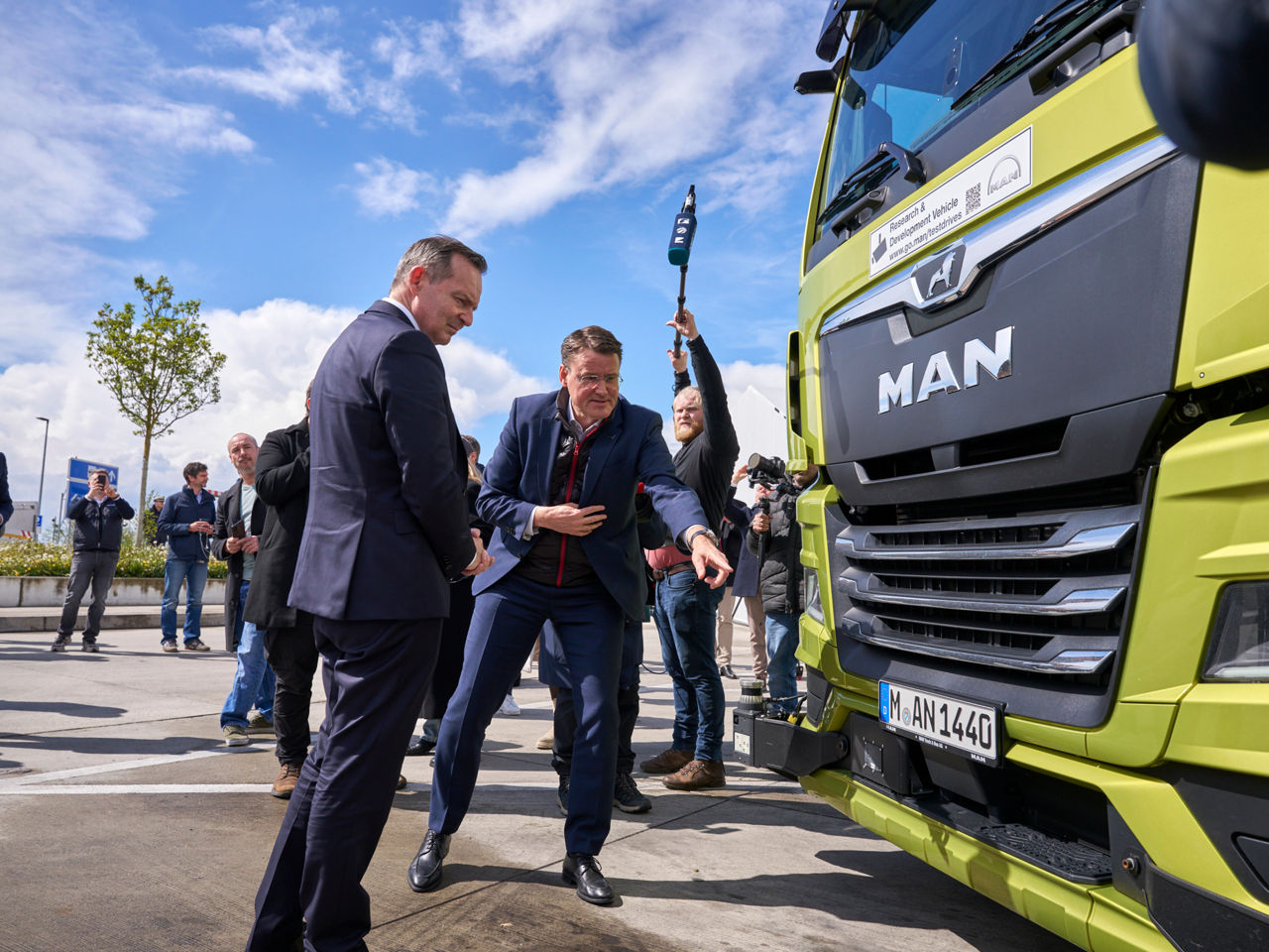 Alexander Vlaskamp erklärt Bundesverkehrsminister die technischen Spezifika