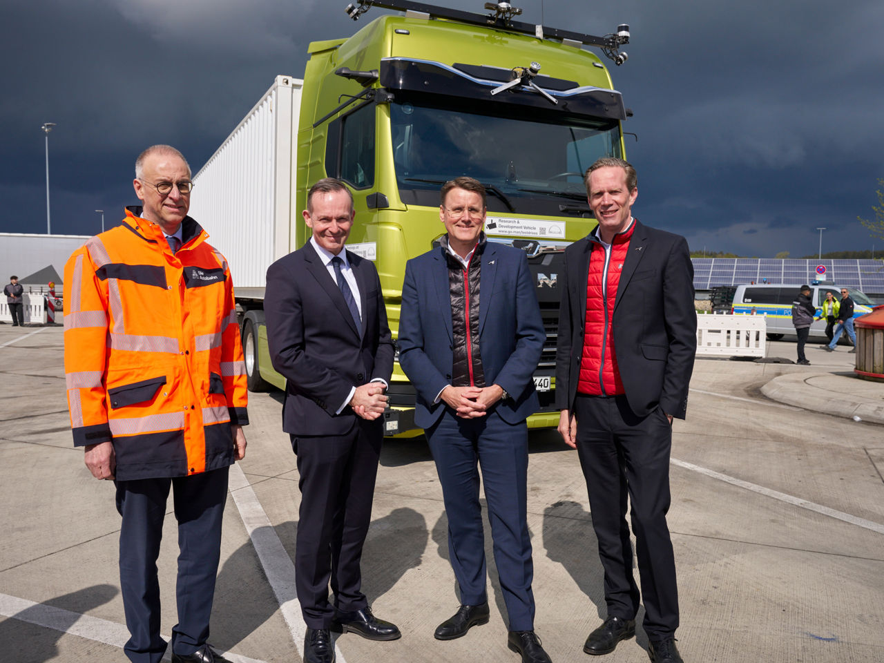 Geschäftsführender der Autobahn, Bundesverkehrsminister, MAN-Vorstandsvorsitzender und Dr. Frederik Zohm stehen vor dem Lkw