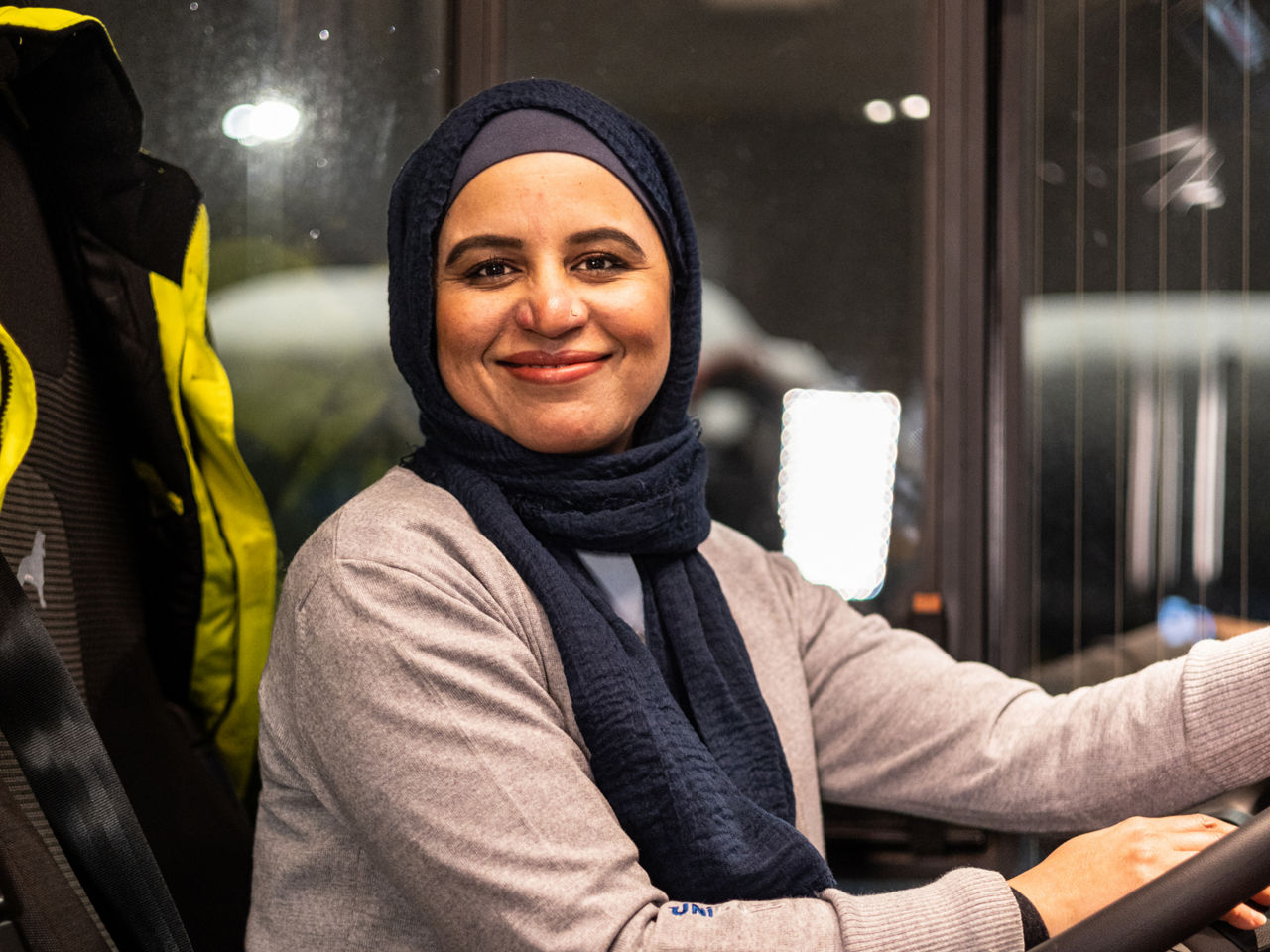 Die Busfahrerin am Steuer des MAN Lion's City 18 E.