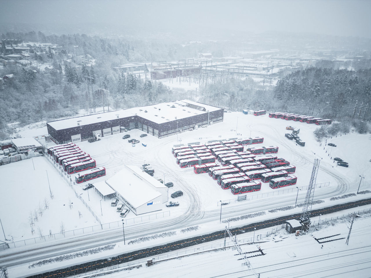 Eine Drohnenaufnahme des Betriebshof von Unibuss, wo die MAN Lion's City eBusse geparkt sind. 