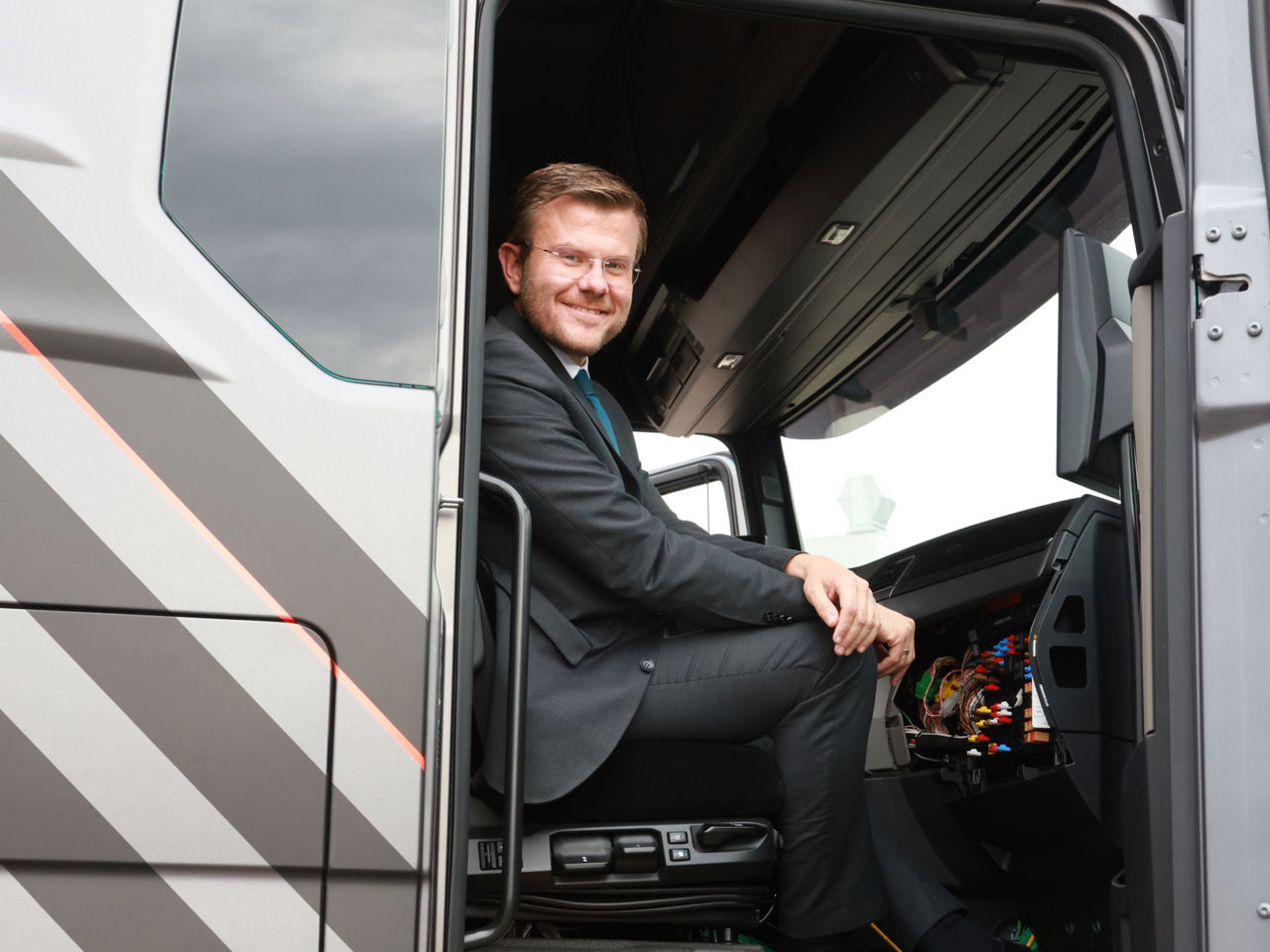 Der Bürgermeister von Nürnberg sitzt probeweise in einem MAN-Lkw auf dem Beifahrersitz