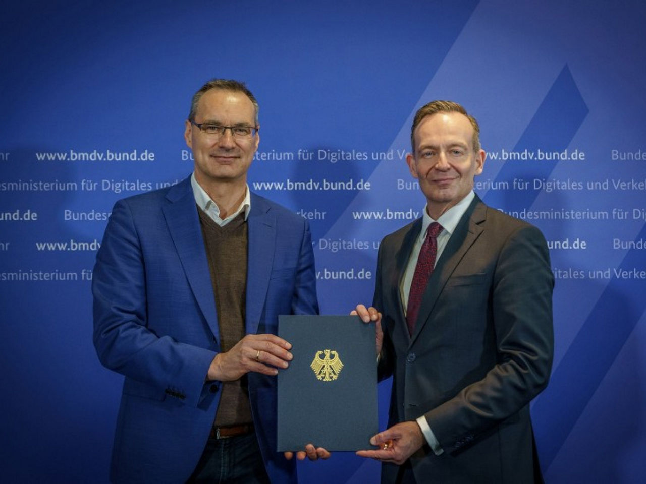 Urkundenübergabe an Dr. Martin Schreiner durch Bundesverkehrsminister Dr. Volker Wissing in Berlin