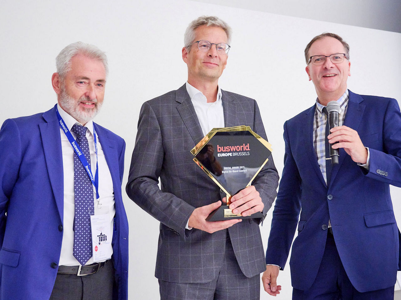 Representatives from MAN pose with the received award for the smart cockpit.