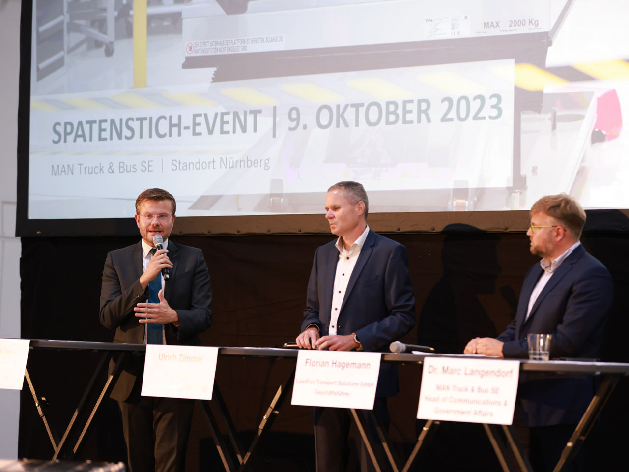 Rede des Bürgermeisters von Nürnberg auf der Bühne, zusammen mit Vertretern von MAN