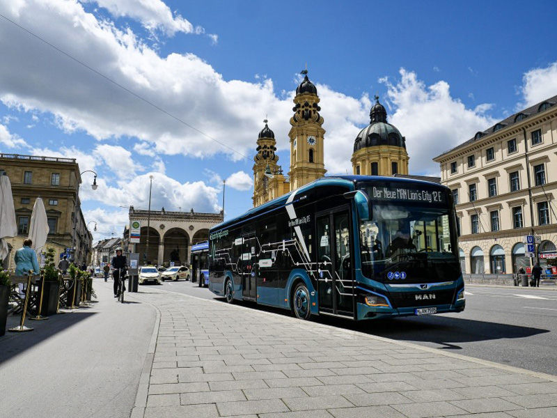 800-p-bus-eot-lionscity12e-muc-07-2.jpg