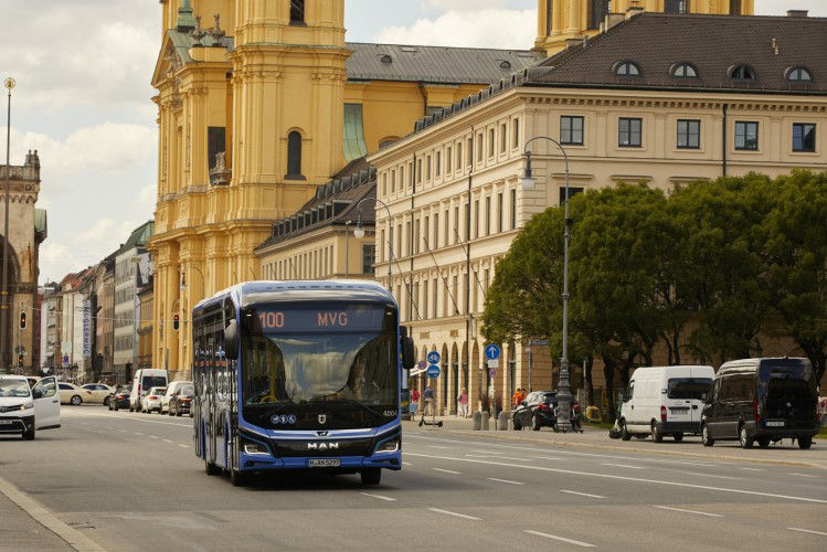 800-p-bus-eot-lionscitye-muenchen-03.jpg