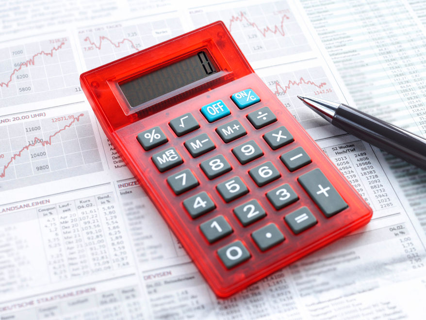 Roter Taschenrechner auf Finanzunterlagen
