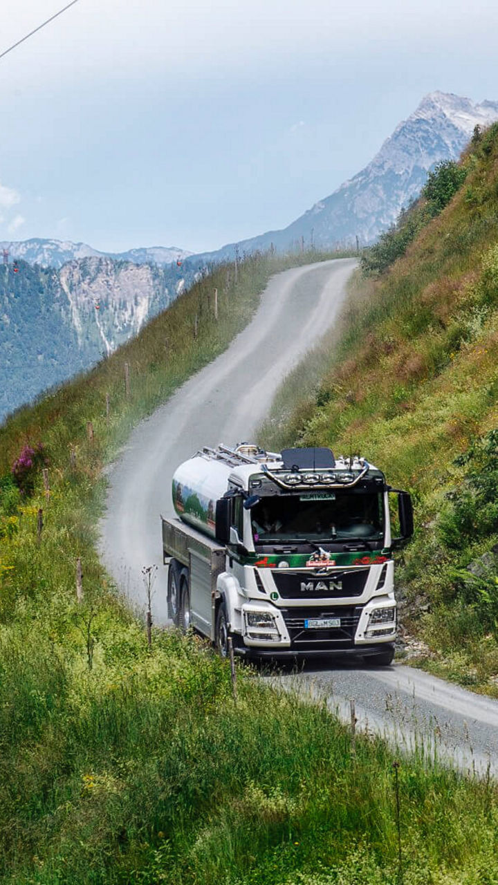 MAN Truck fährt im Berchtesgadener Land