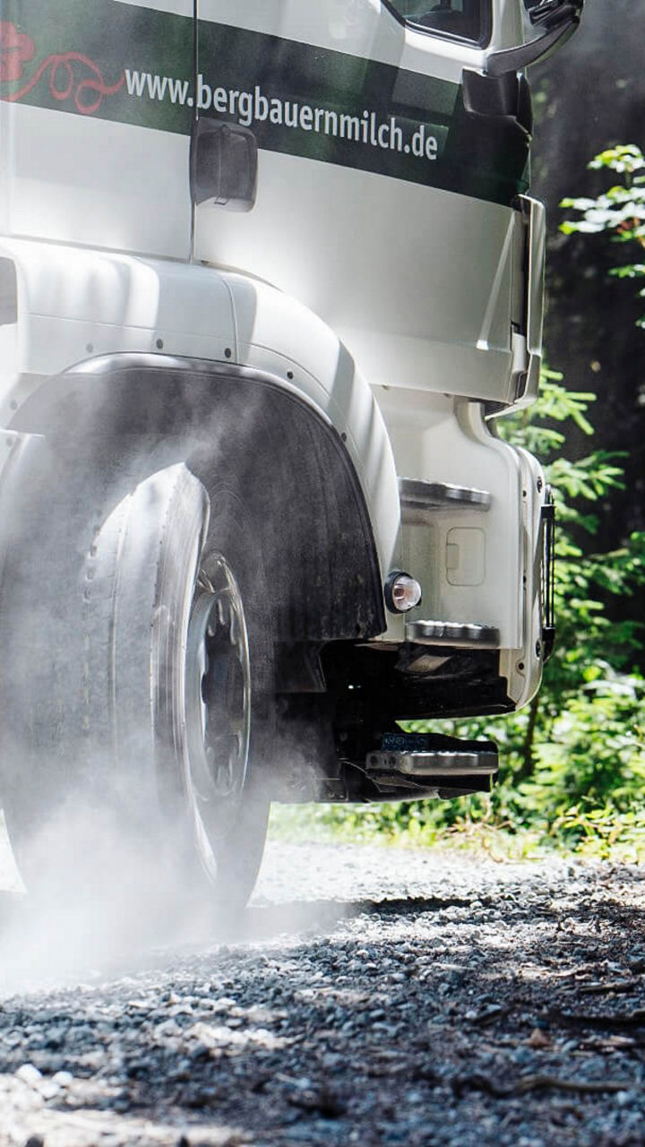 Detailaufnahme des Almtrucks in der Kurve