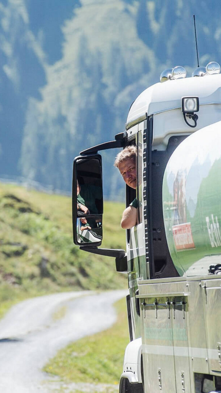 Fahrer schaut aus seinem Almtruck
