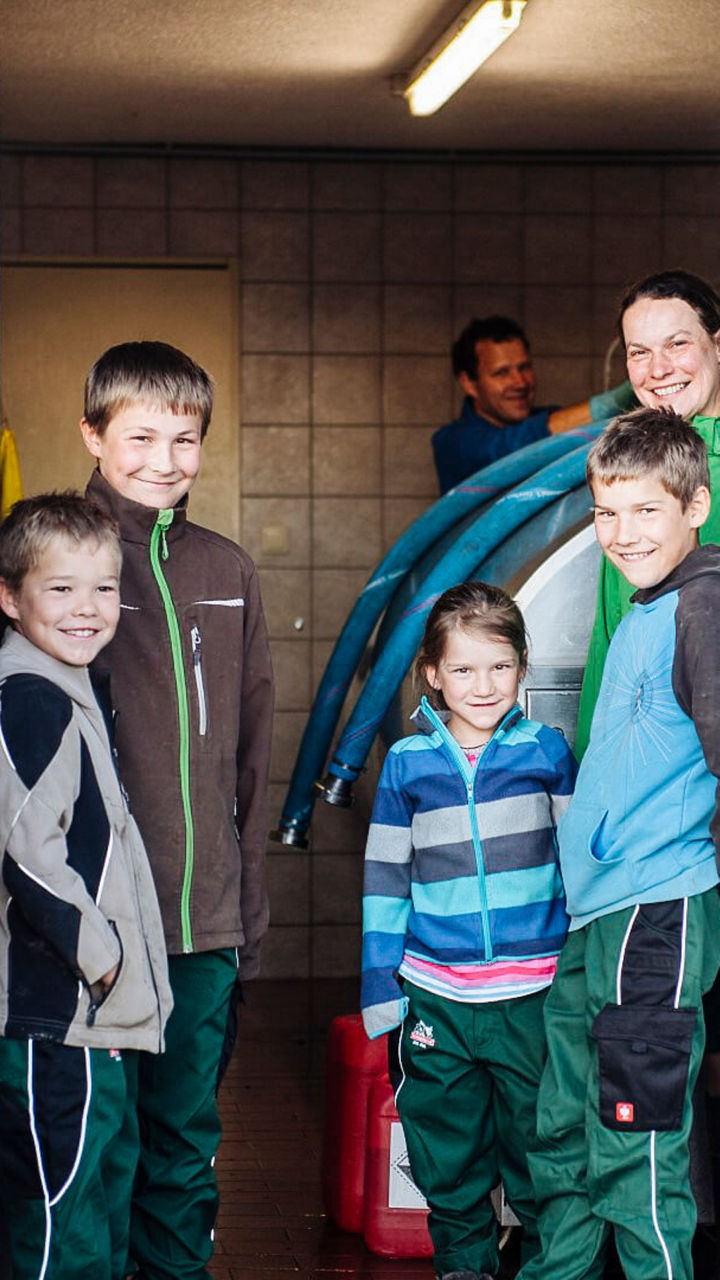 Familie steht in der Tür ihres Betriebs