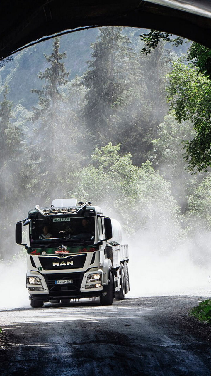 Almtruck fährt durch einen engen Tunnel