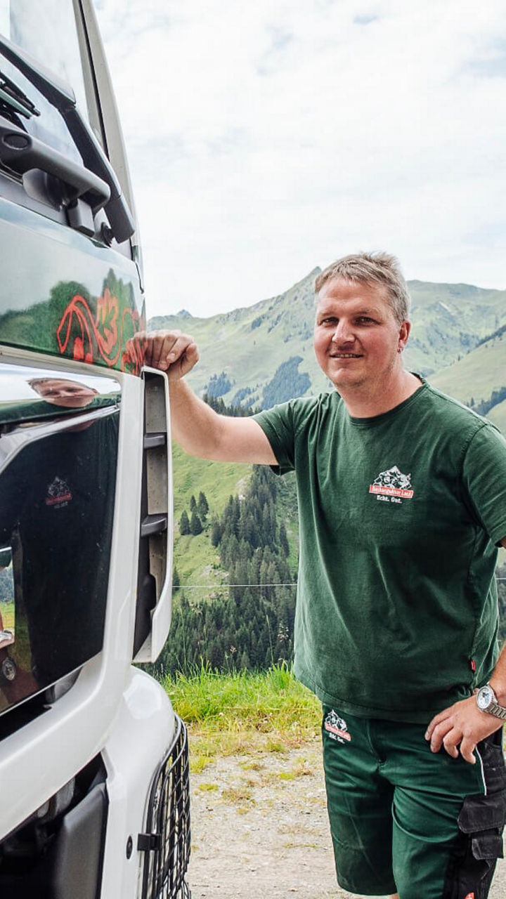 Der Fahrer vor seinem Almtruck