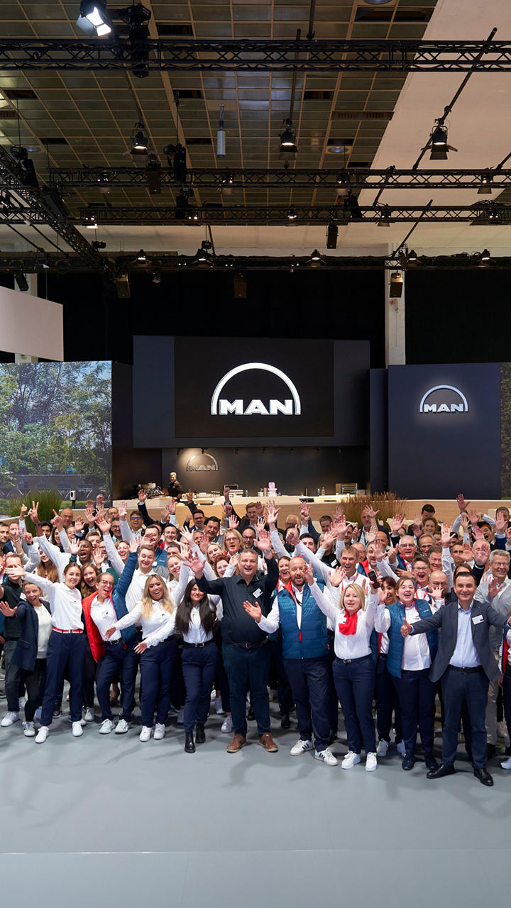 Many people participating in the trade fair have gathered for a photo