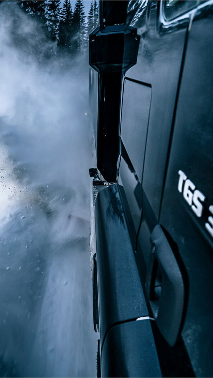 Detailansicht: Ein MAN TGS mit einem Schneepflug fährt durch die norwegische Schneelandschaft