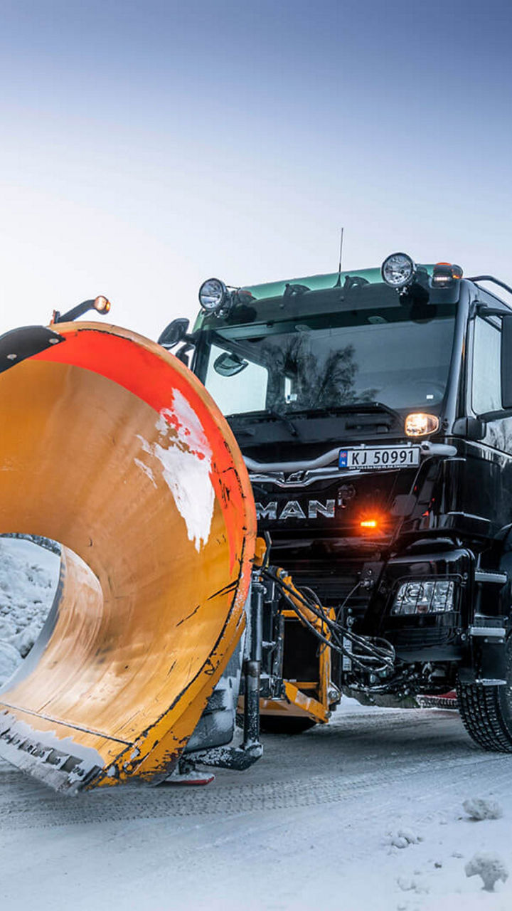Ein MAN TGS mit einem Schneepflug fährt durch die norwegische Schneelandschaft