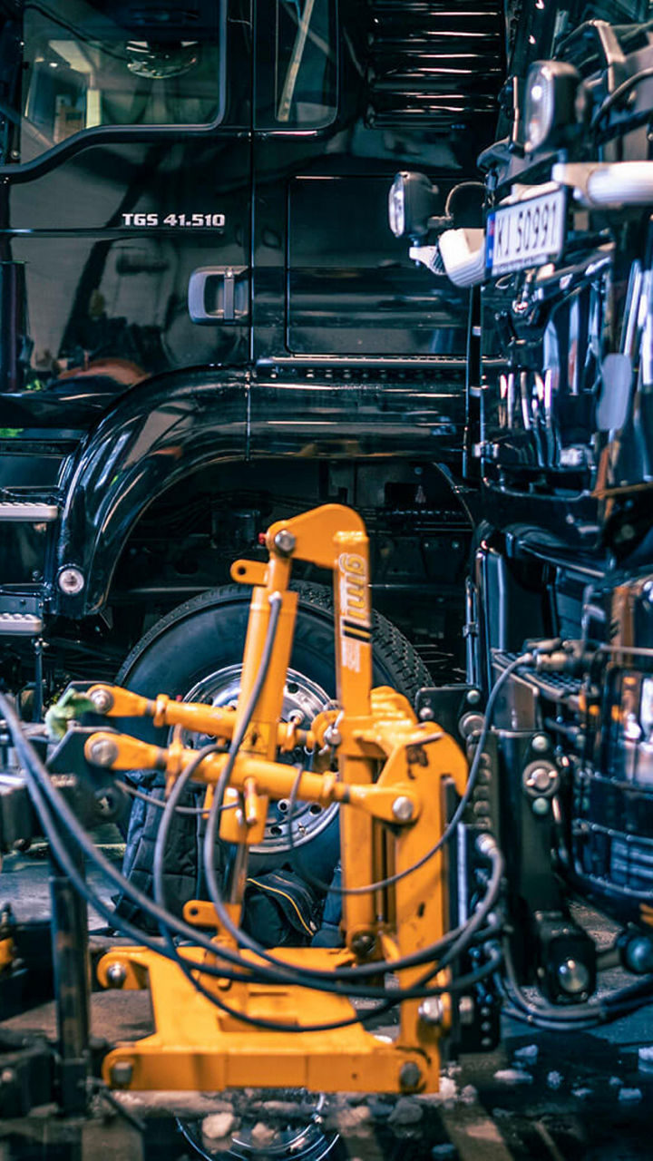 Zwei MAN TGS stehen in einer Werkstatt