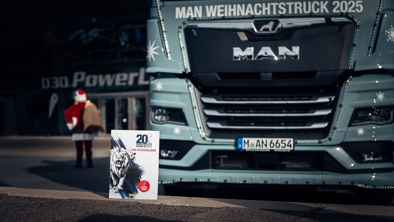 Weihnachtsmann neben Lkw und einem Adventskalender von MAN
