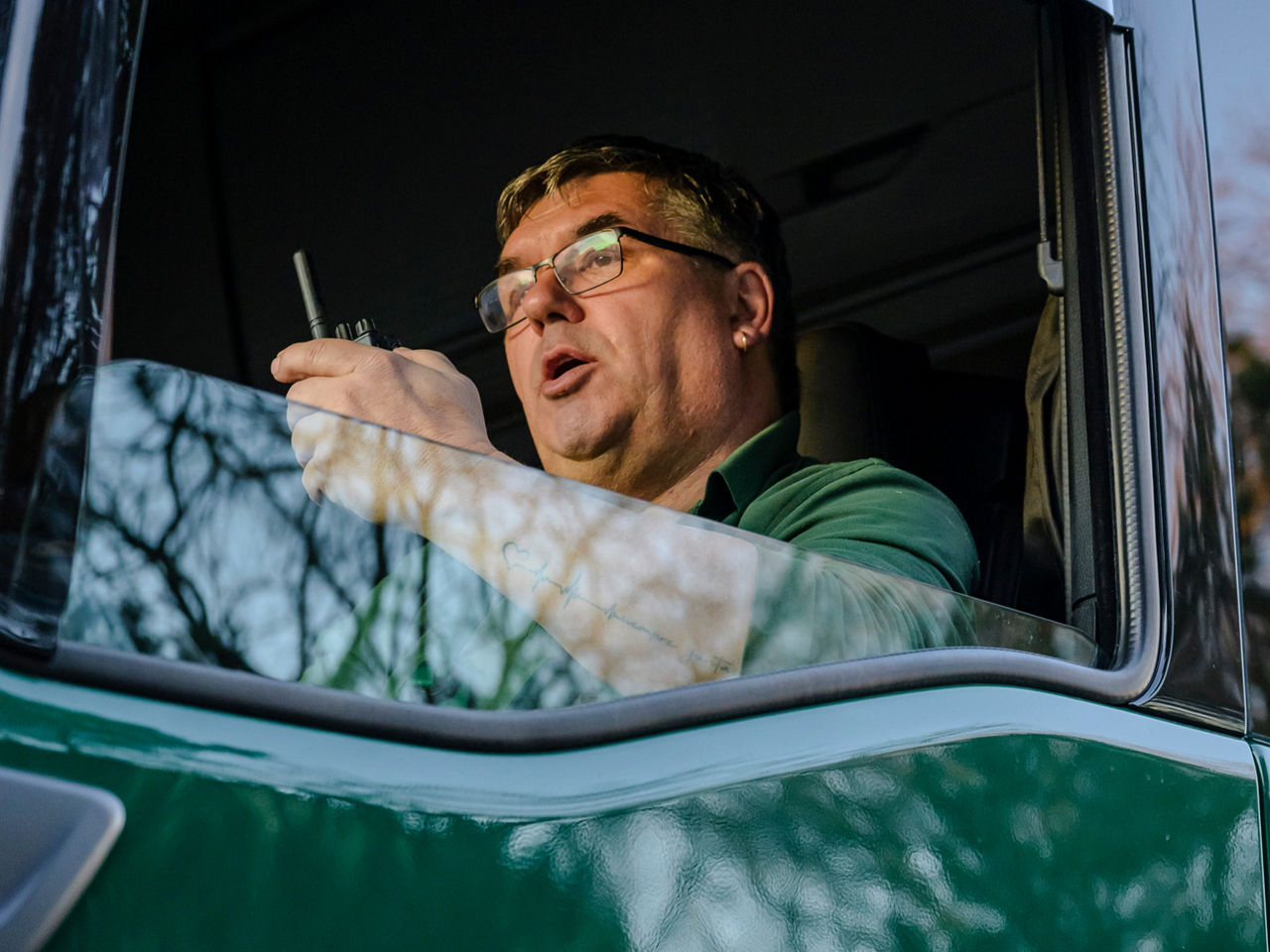 Jörg Walenzik fährt seit 15 Jahren Schwerlasttransporte und dabei ist die Kommunikation aus dem Fahrerhaus via Funk an das Team unerlässlich.