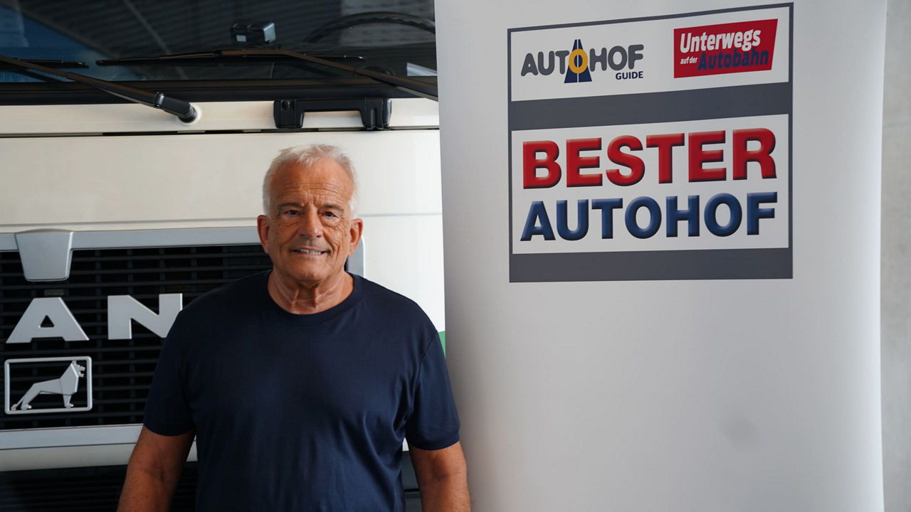 Visual von einem MAN Lkw in schwarz blau