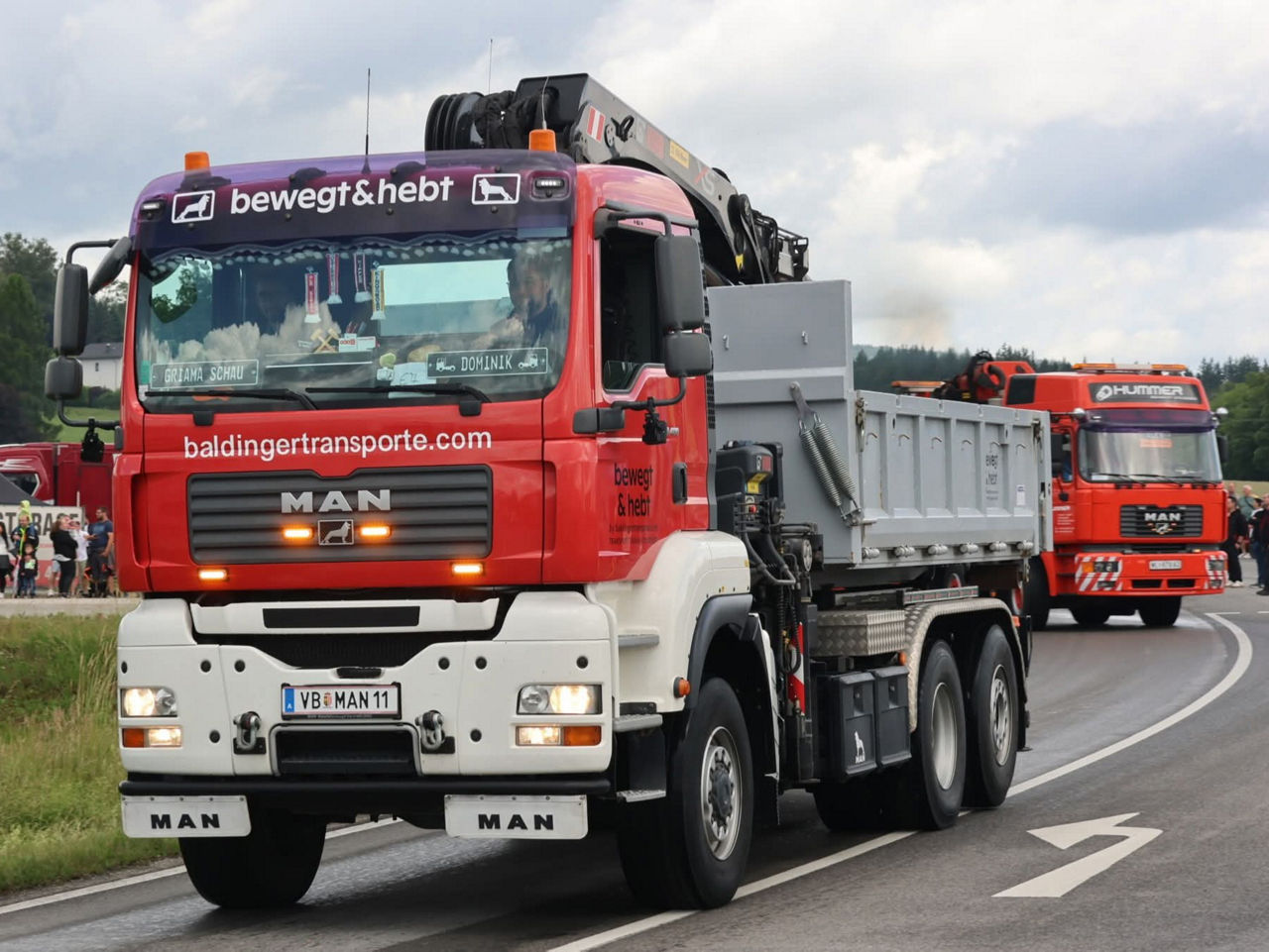 Dominik Baldinger und sein MAN TGA 28.400 sind in Oberösterreich für ganz unterschiedliche Aufgaben im Einsatz 