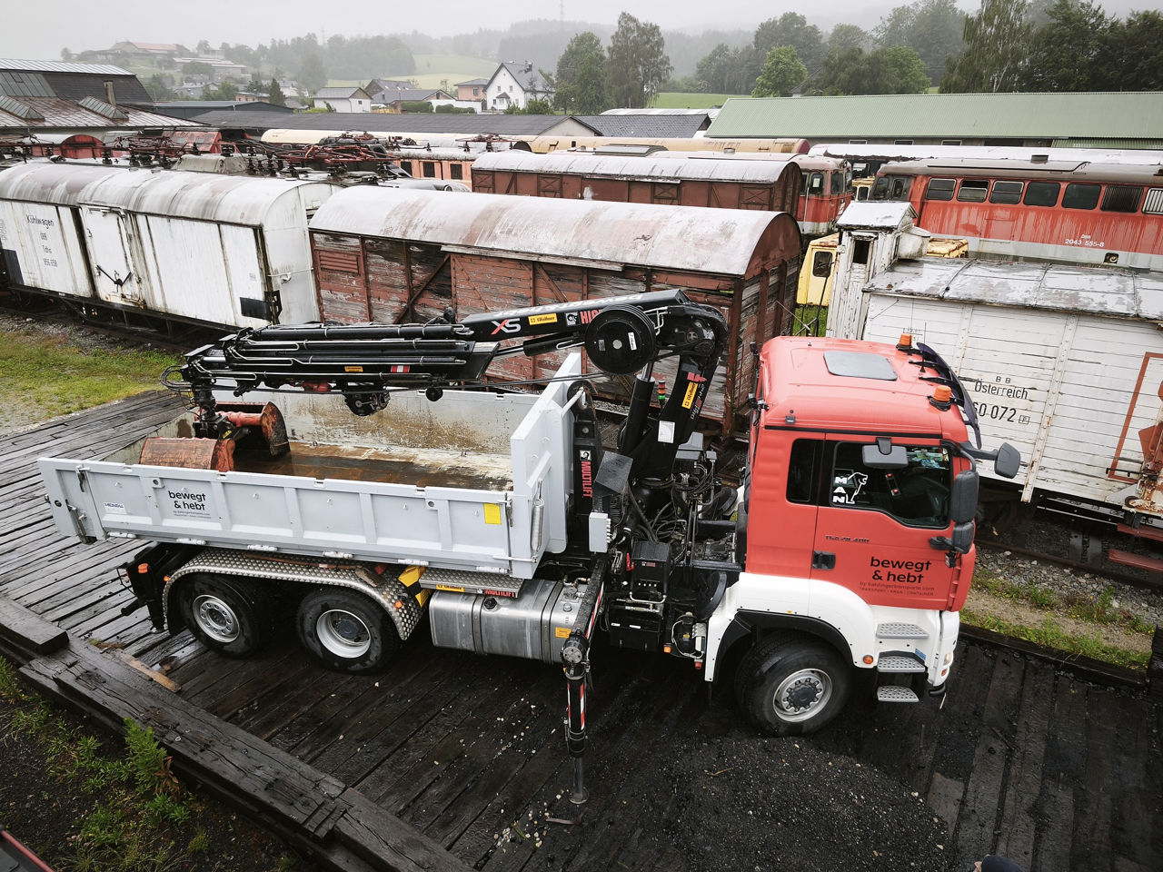 Dominik Baldinger und sein MAN TGA 28.400 sind in Oberösterreich für ganz unterschiedliche Aufgaben im Einsatz. Hier im Einsatz auf einen alten Rangierbahnhof 