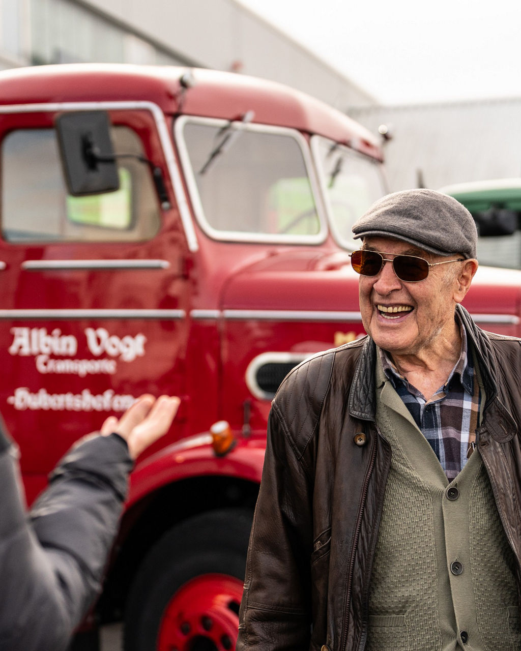 Kurt Bantle vor einem MAN Oldtimer im Gespräch mit einer MAN Mitarbeiterin.